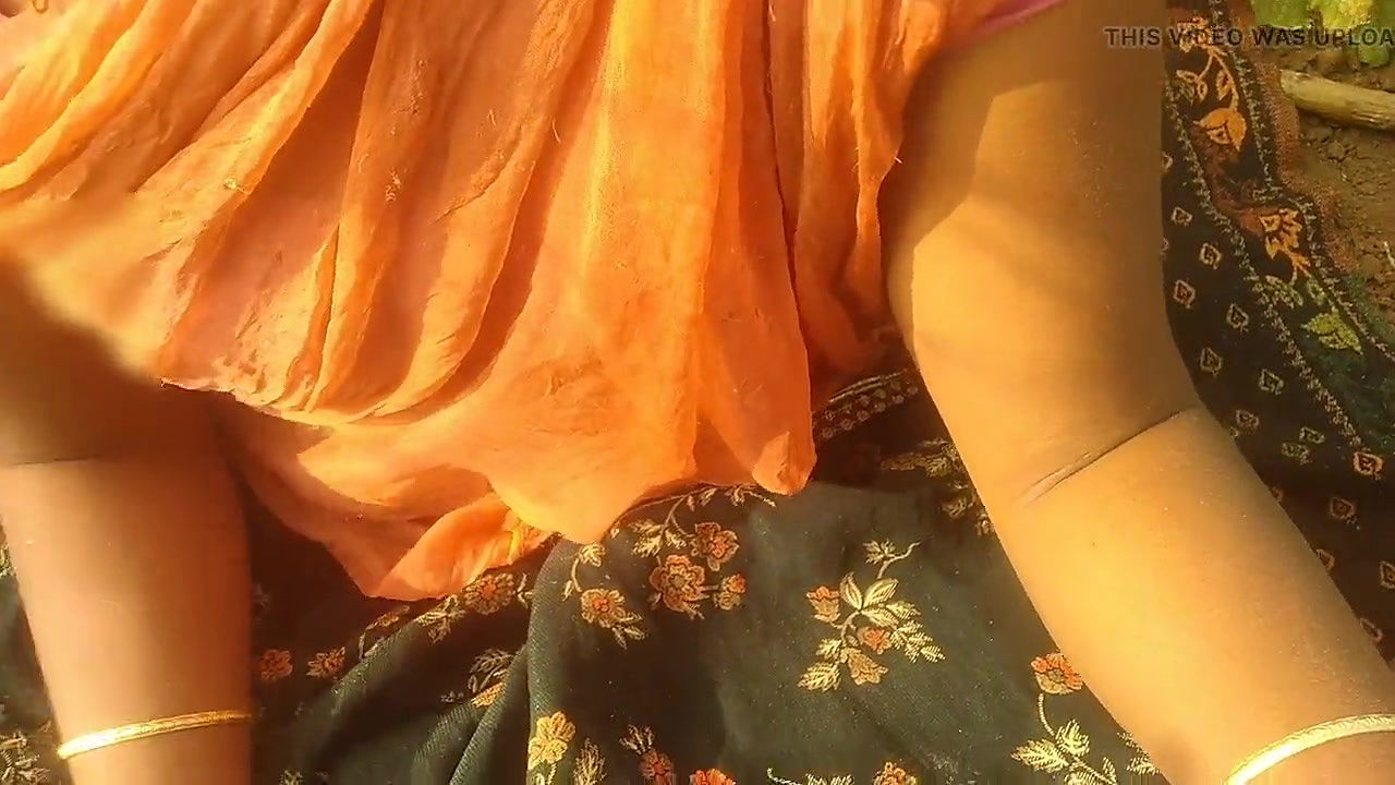 My Indian Bhabhi ko sarso ke khet me lund chusaya, fir dogy style me choda, Hindi me