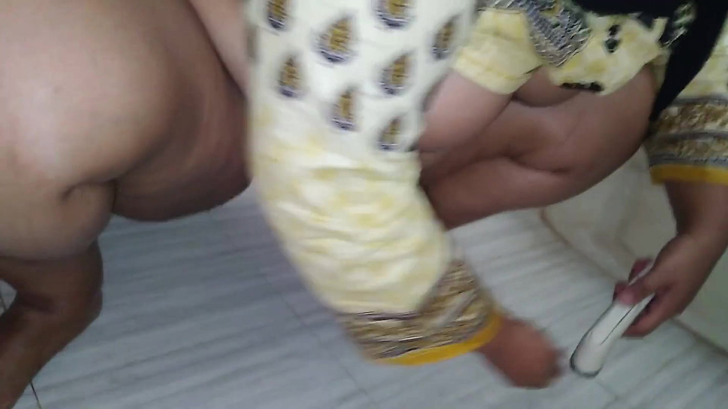 Mosi ko bathroom mana Jabardast chudai jab vah daravaza kholakar peshab kar rahe the