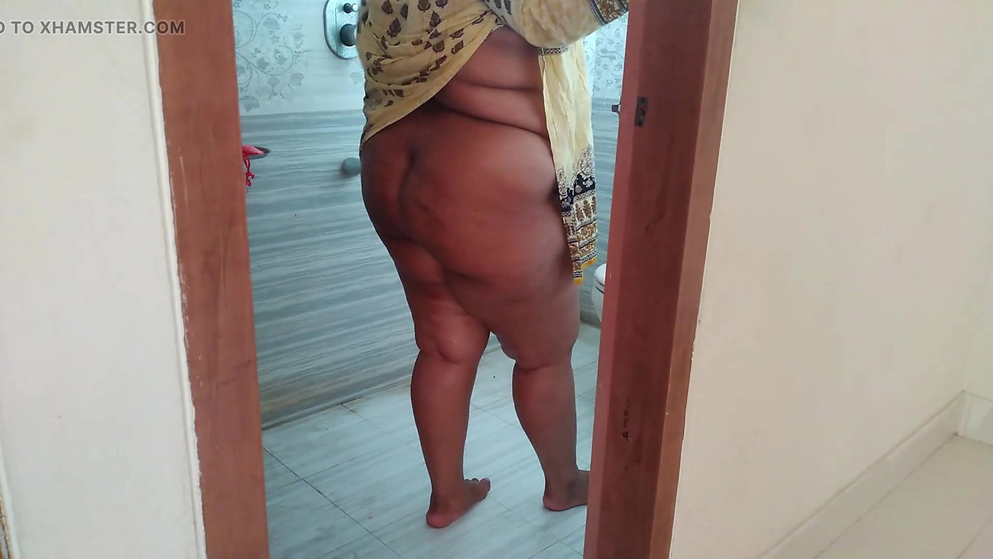 Mosi ko bathroom mana Jabardast chudai jab vah daravaza kholakar peshab kar rahe the