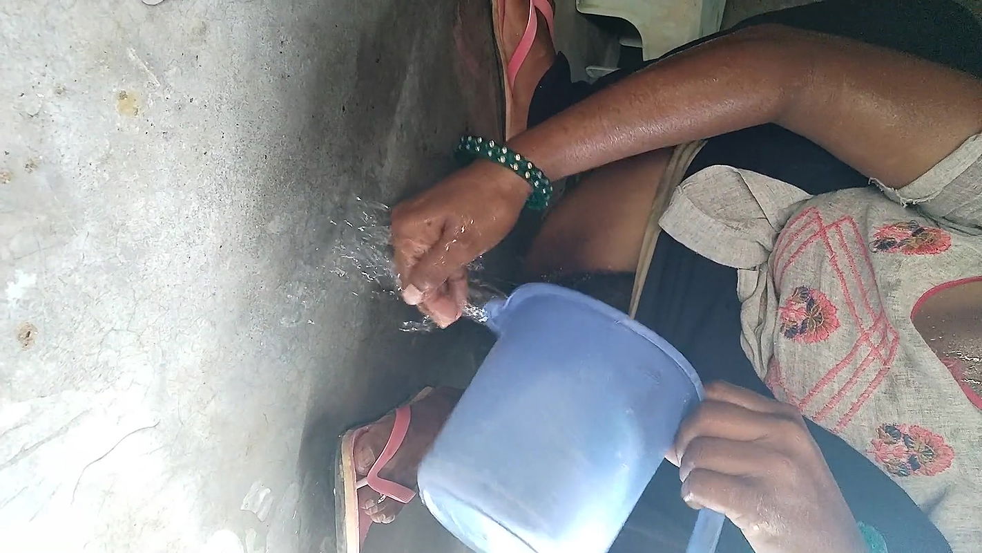 Meri stepsister ki friend ko chudai kiya ghodi bana ke bhatron main chod chod ke moot nikal diya big as hot girl