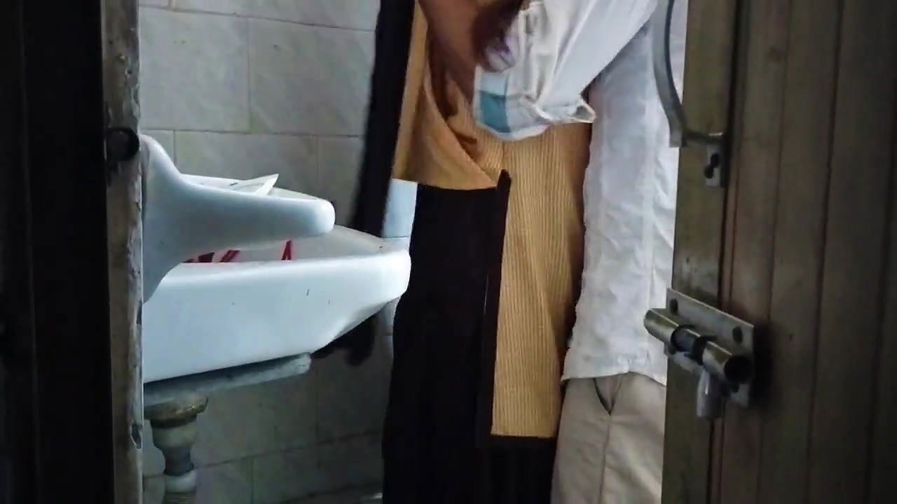 Madam ne MMS banayi, College girl ne bathroom me Kiya ghapagap