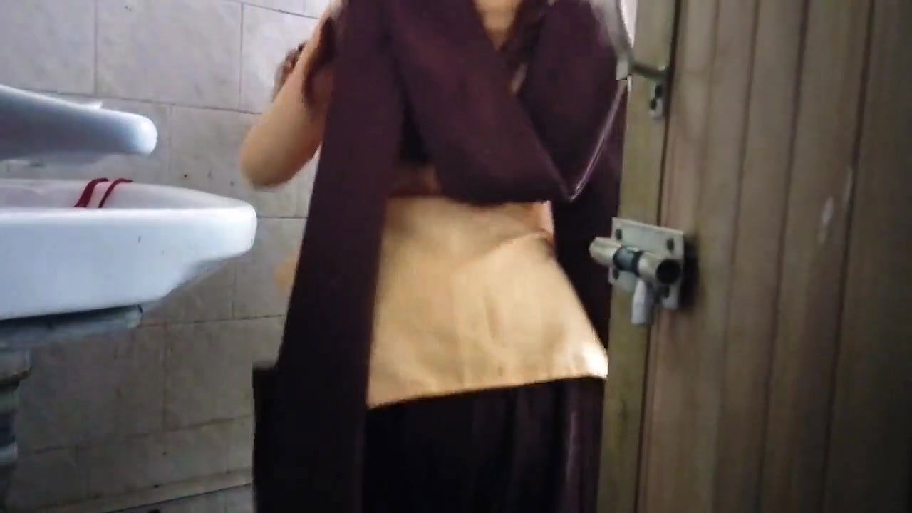 Madam ne MMS banayi, College girl ne bathroom me Kiya ghapagap