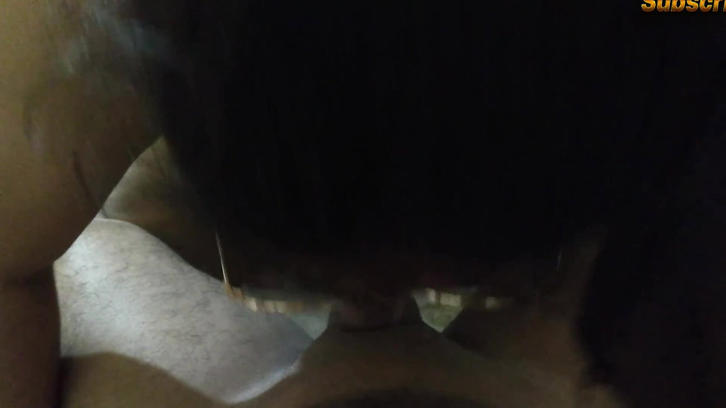 jab pitaji ghar par nahin hote hain tab Sexy Stepmom mere sath chudai karna ke lie mere bade land par condom lagate hai