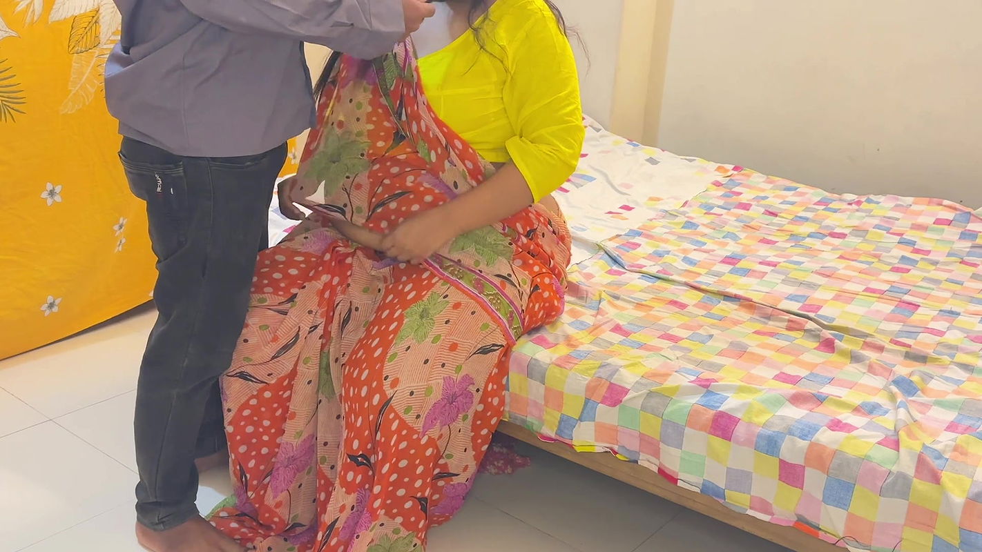 Jab Gujrati Saasuma Apni Baalon Mein Kanghe Karatee hue tab Damadji ne assi say chudai (Desi mother-in-law fucked by son-in-law)