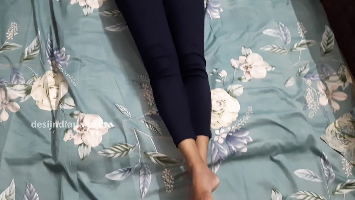 Indian Desi Cute Beautiful BBW Bhabhi Playing with her Shaved Wet Pussy with Carrot and gets Orgasm