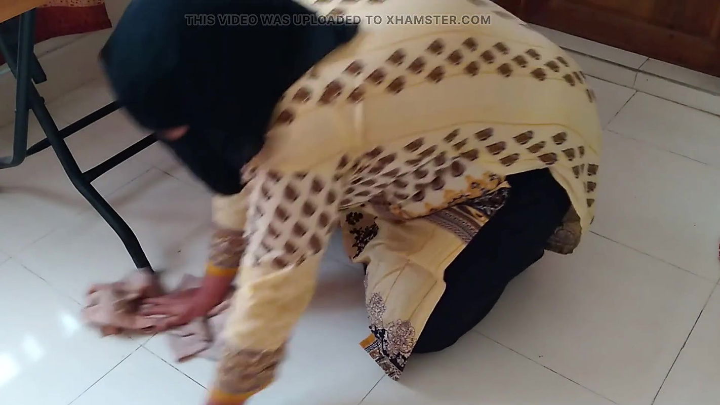 Indian desi big ass sexy stepmom gets stuck under table while cleaning Room then stepson fucks her in the ass and cums