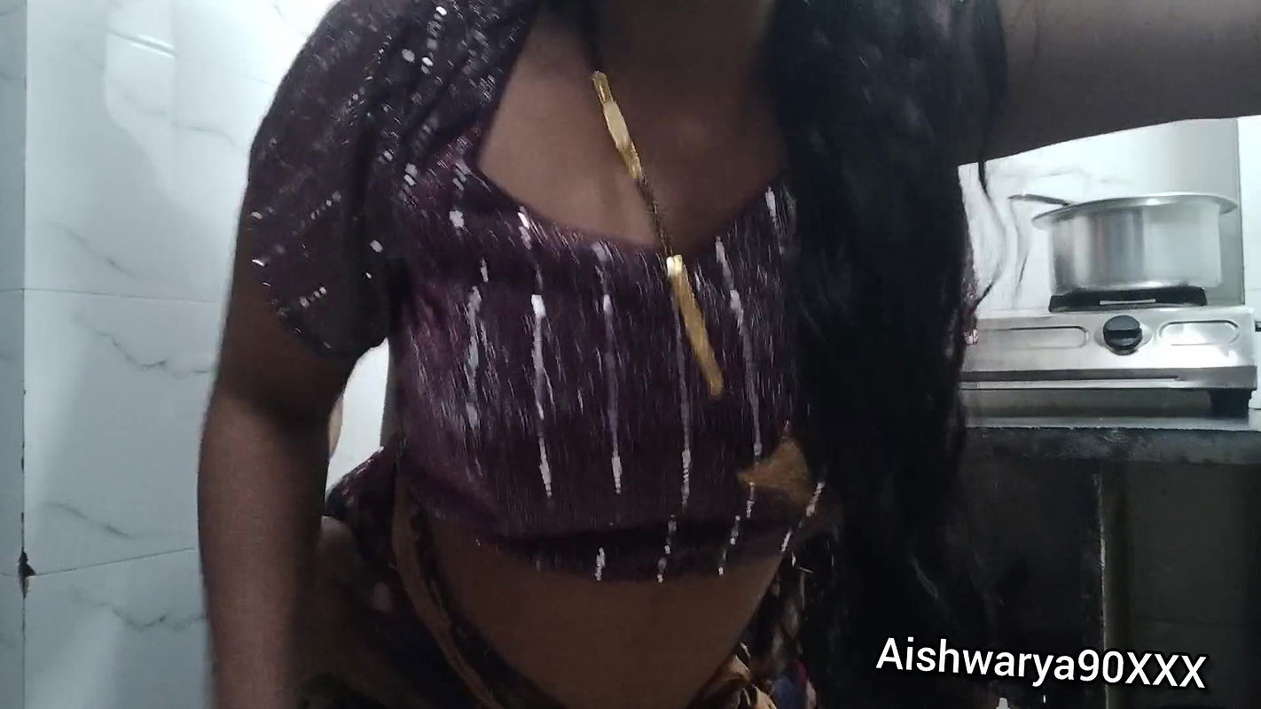Indian Desi Bhabhi was found alone by the brother-in-law and tore the chute Indian Desi BF Videos