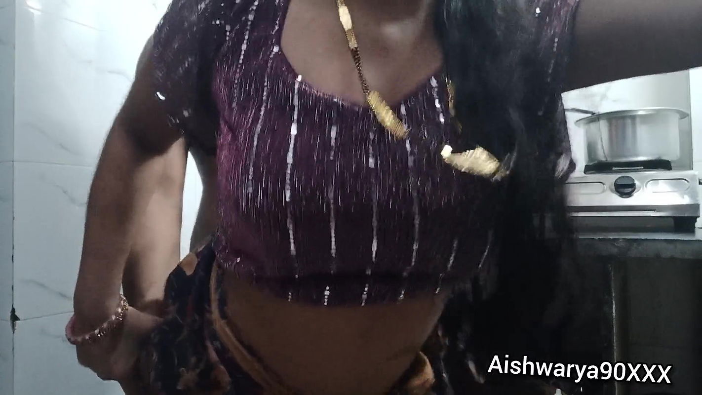 Indian Desi Bhabhi was found alone by the brother-in-law and tore the chute Indian Desi BF Videos