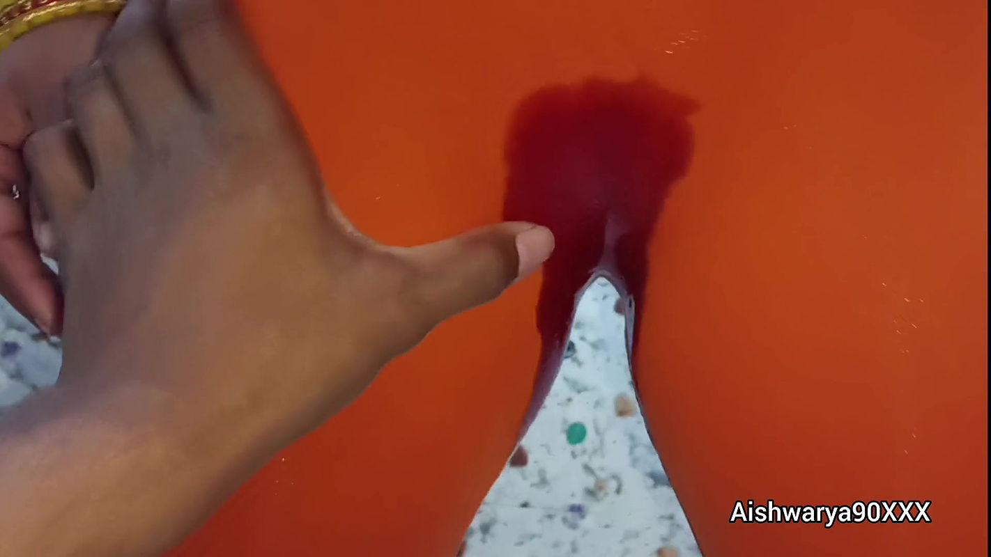 Indian Desi Bhabhi Aishwarya Ne Leggings Me Susu Kiya Phir gand pe susu karvaya Indian pissing video Pissing on bhabhi’s beautiful ass