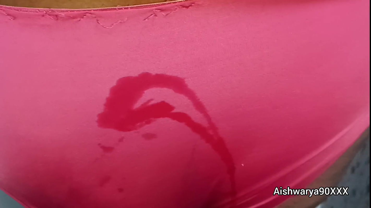 Indian Desi Bhabhi Aishwarya Ne Leggings Me Susu Kiya Phir gand pe susu karvaya Indian pissing video Pissing on bhabhi’s beautiful ass