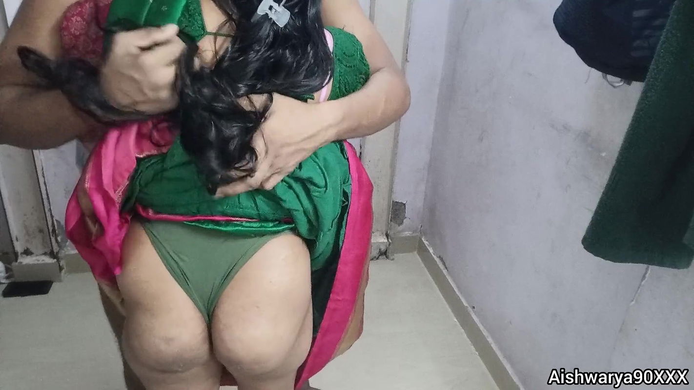 Indian Desi Aishwarya Bhabhi Ki Saari Utha Ke Mast Chudai Kar Panty Pe Sara Maal Nikal Diya Hugh Kunshot on Her Panties