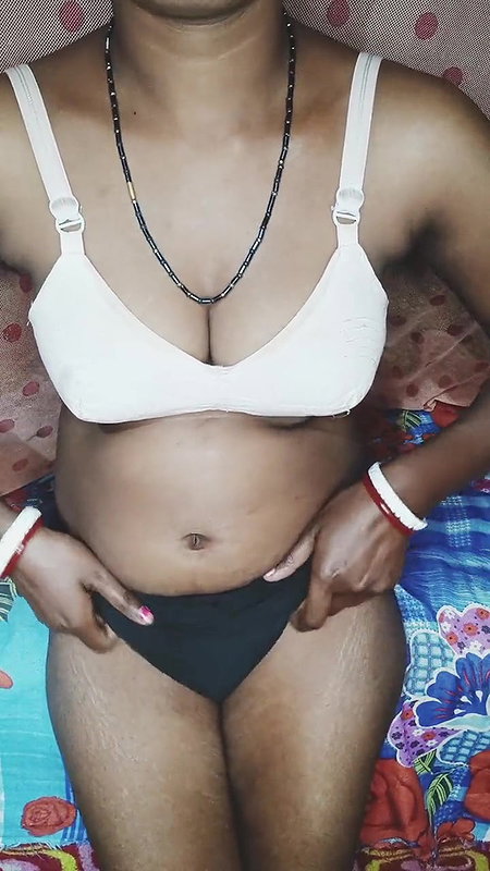 Indian bhabhi’s ass and pussy fucked with eggplant Indian Sex