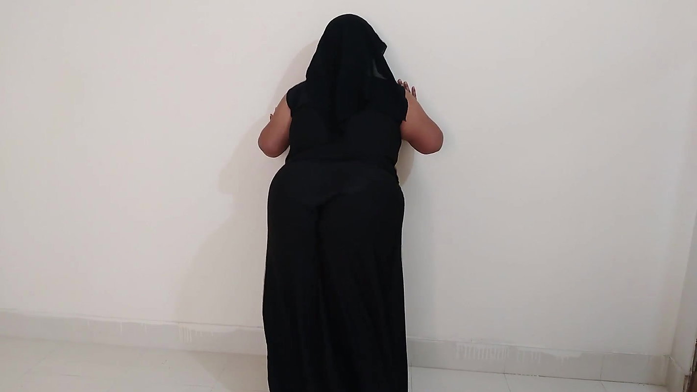 I wake up and see Egyptian hijabi sexy stepmother sexually excited, but is not at home, so I help stepmother – twice cum