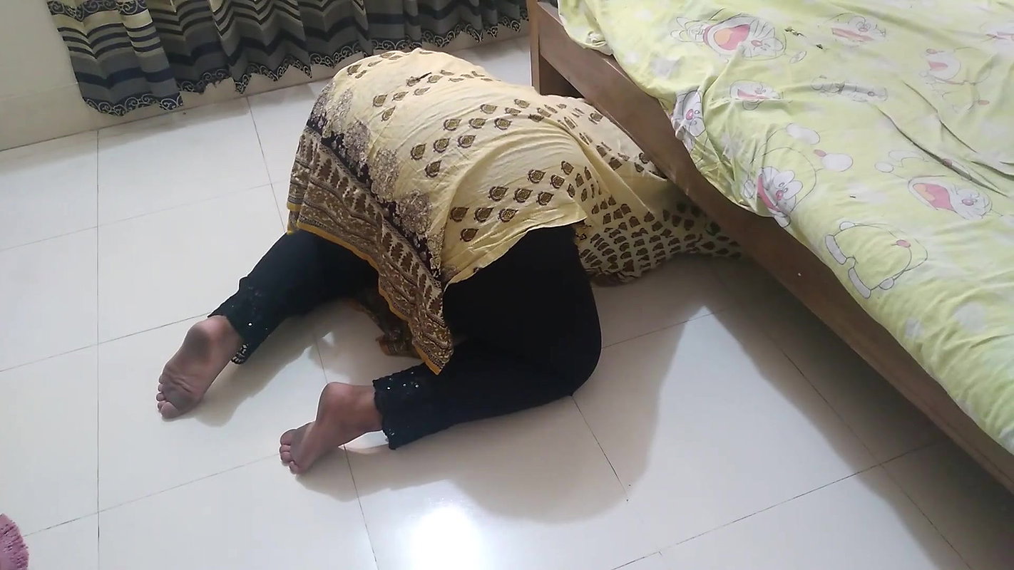 Huge Ass stepmom got stuck under My bed when she clean Then I fuck her comfortably Doggy style – give something behind