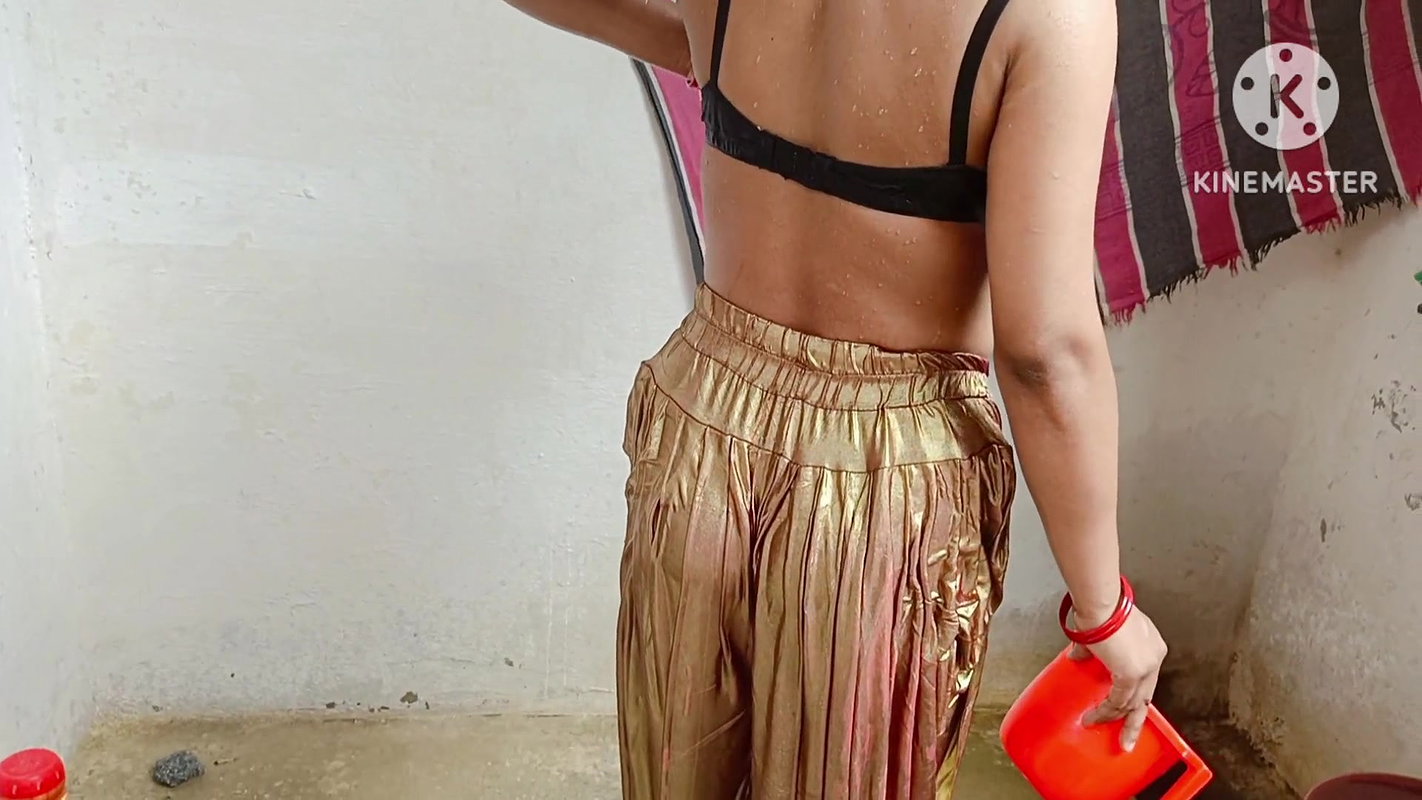 How is Bhabhi dressing up for her friend full hot romantic bathing stepsister