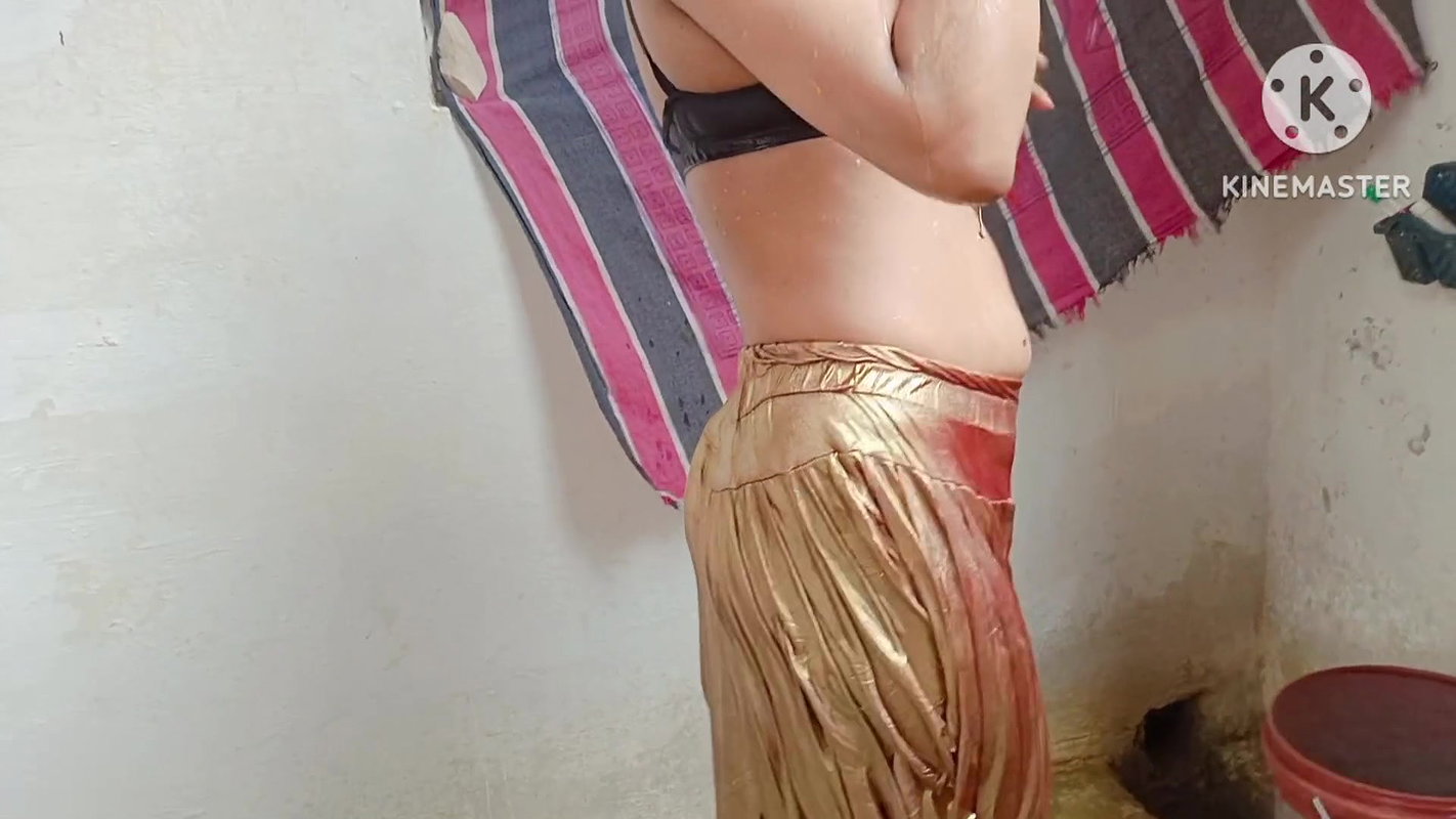 How is Bhabhi dressing up for her friend full hot romantic bathing stepsister