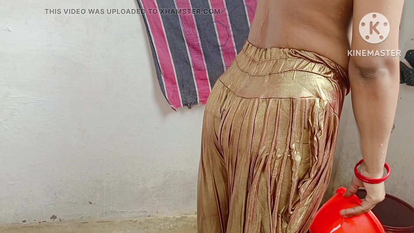 How is Bhabhi dressing up for her friend full hot romantic bathing stepsister