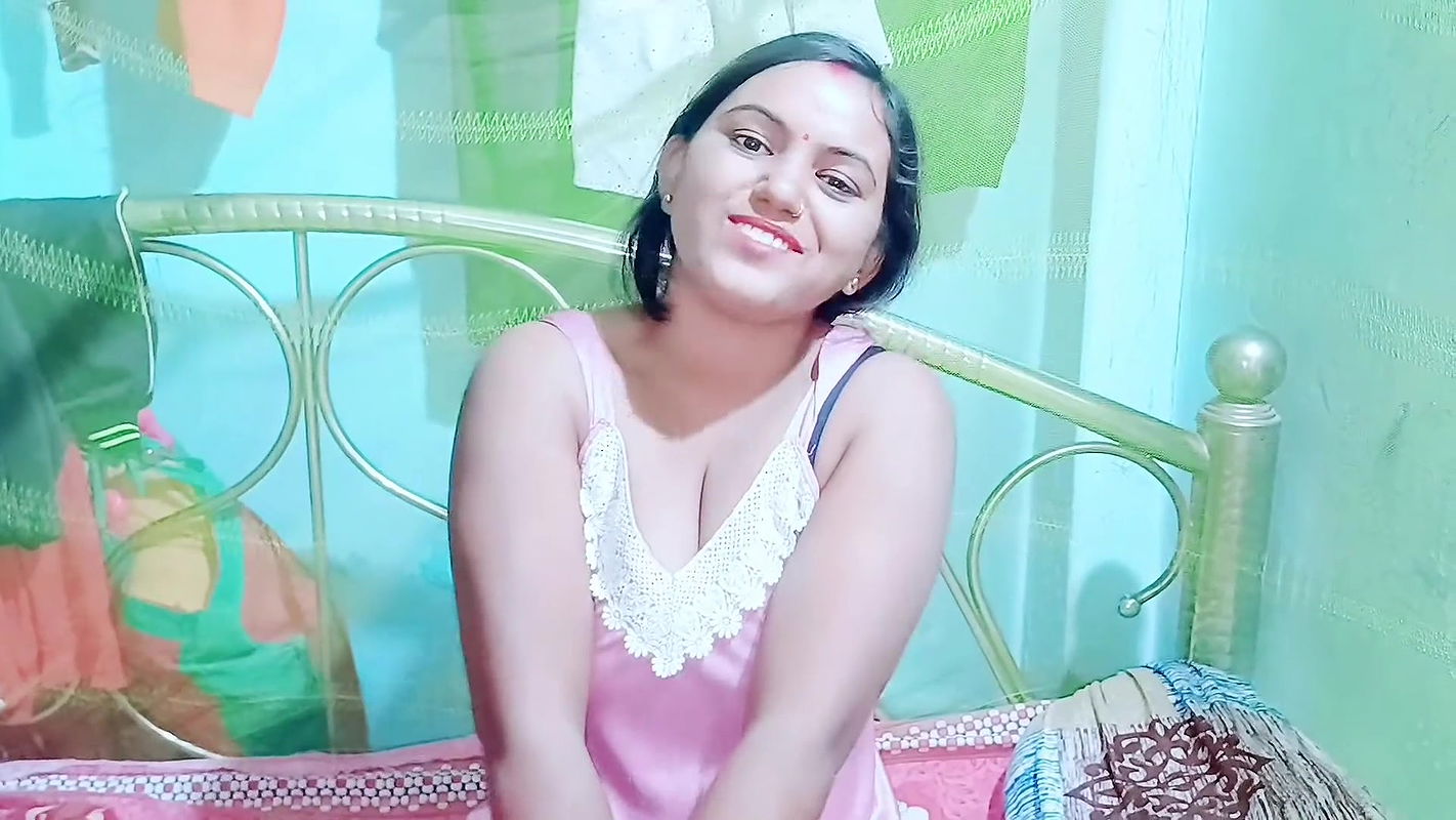 Hot desi indian girl bigg big in the room