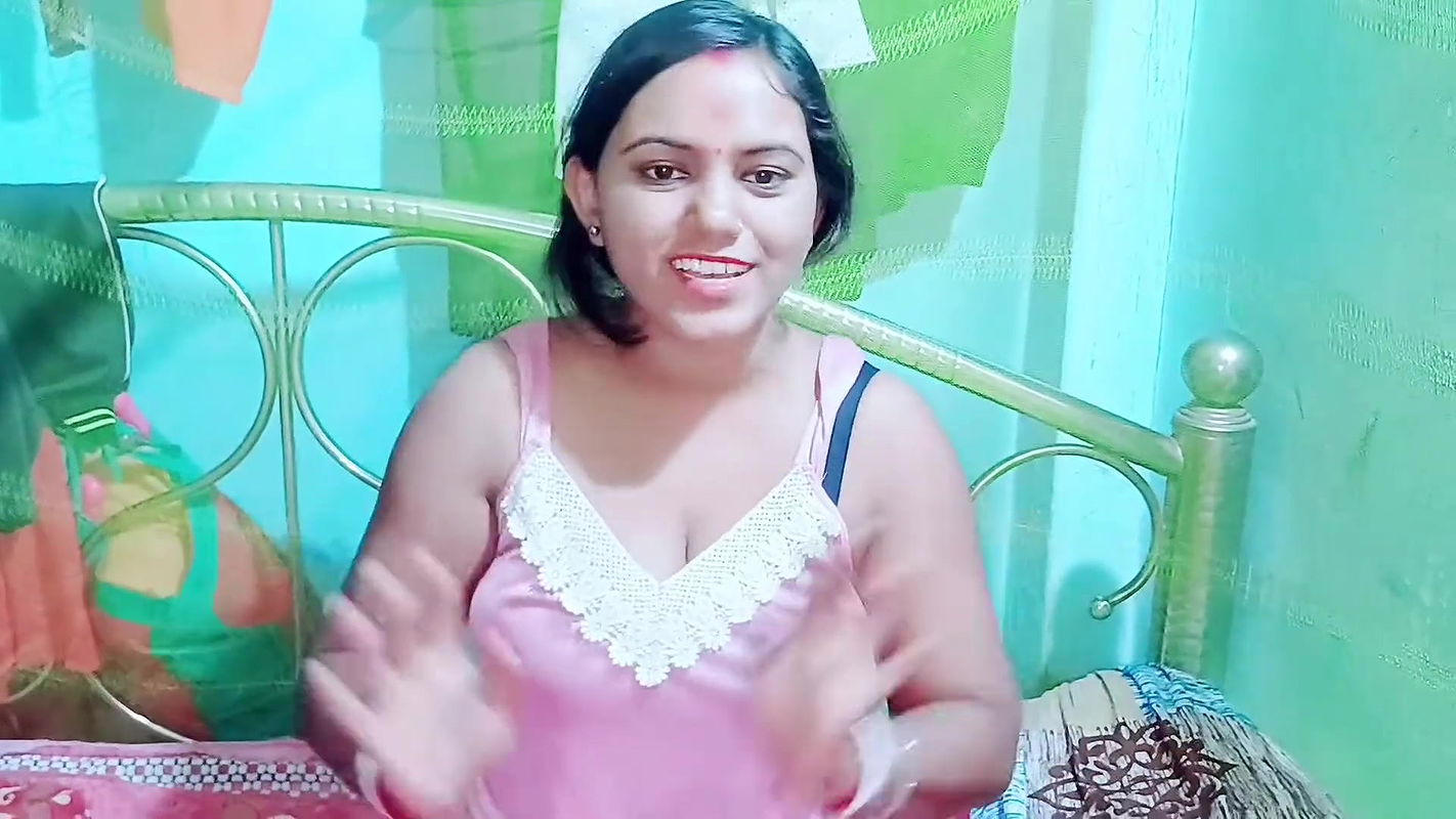 Hot desi indian girl bigg big in the room