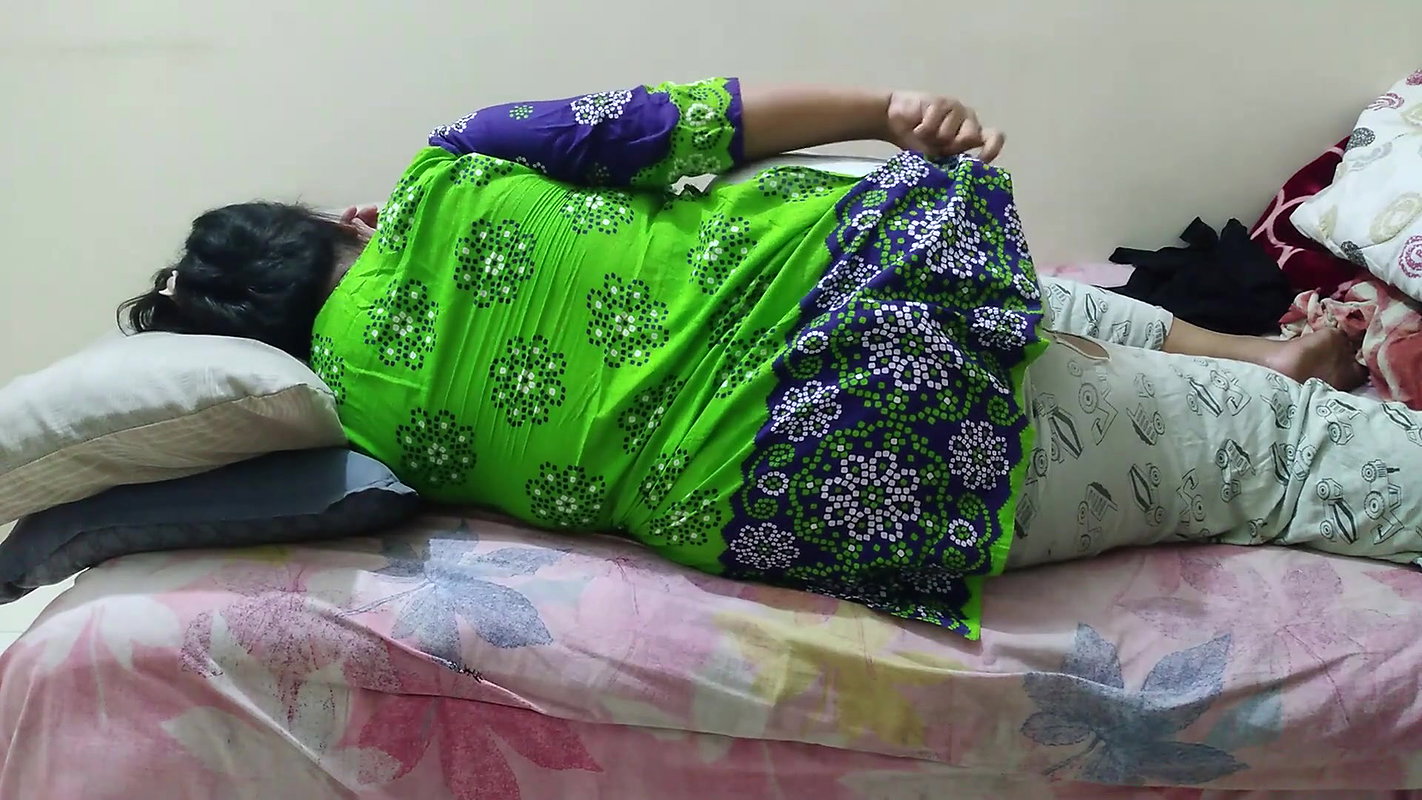 Hostel ke bistar par College Girl apane pati dvara chode jate hai – Indian 18 sal pati patne ki choda chudi MMS