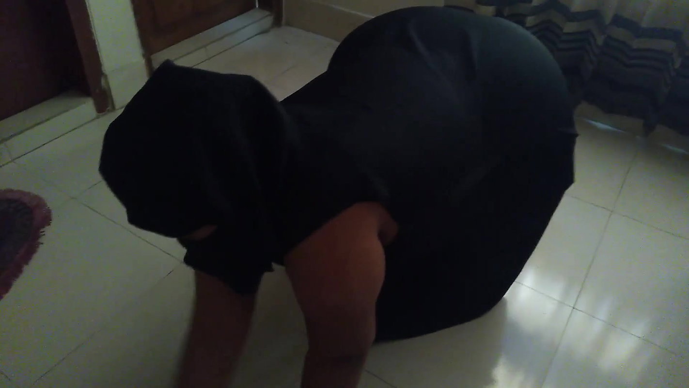 hijab aur burke mein desi Sexy 55yO muslim chache ghar kee saphaee karate samay ajanabee dvara gadabad ho jate hai (Indian Sex)