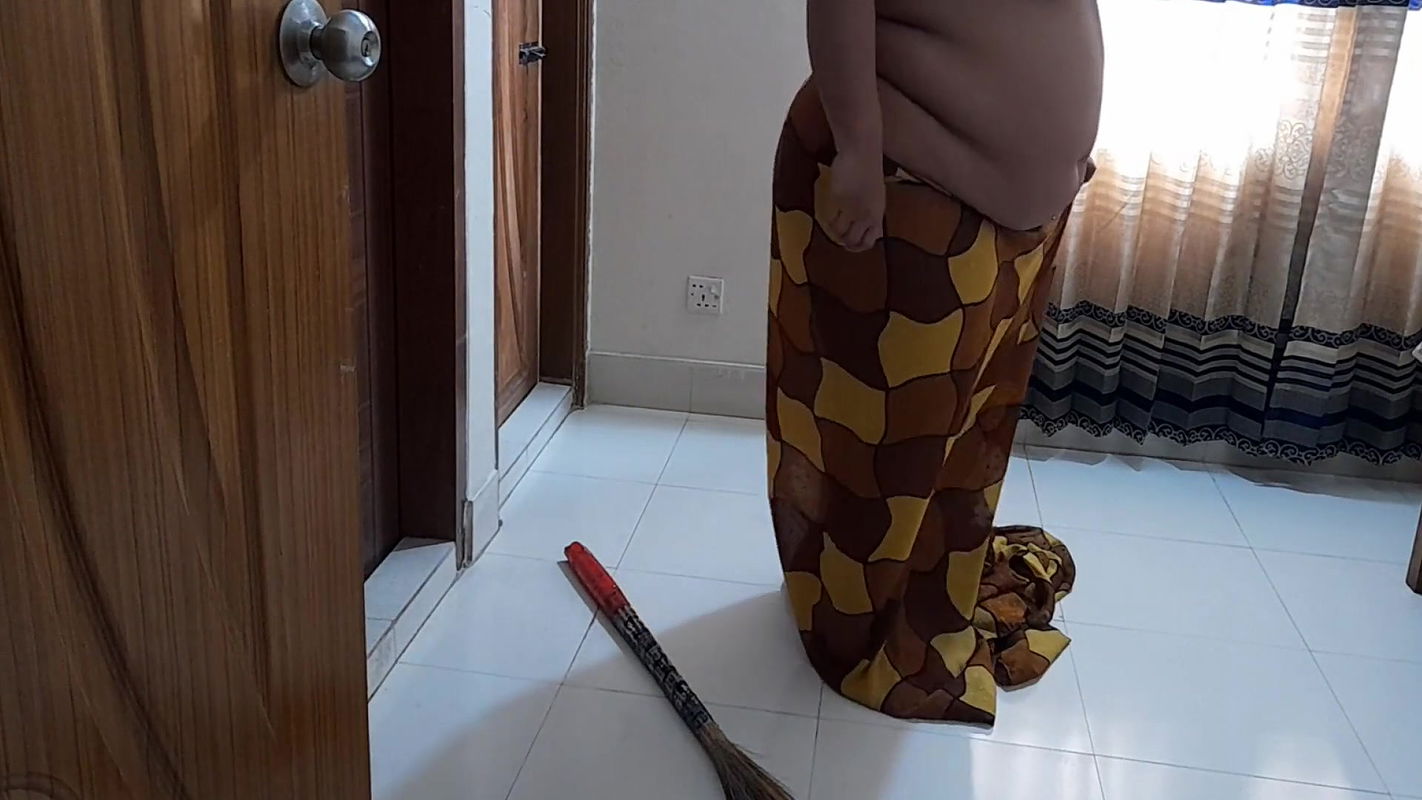 Gujarati Sexy Big Tits Big Ass 45 yo Neighbor Hot Bhabhi Gets Fucked By Stranger While she Sweeping House