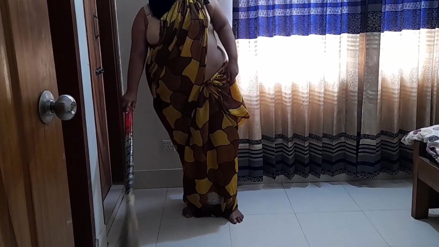 Gujarati Sexy Big Tits Big Ass 45 yo Neighbor Hot Bhabhi Gets Fucked By Stranger While she Sweeping House