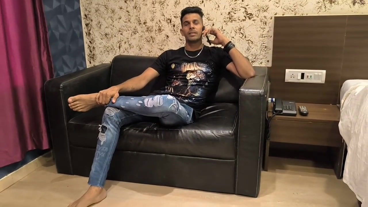 Friend called his friend and called hot girls in hotel and had tremendous sex