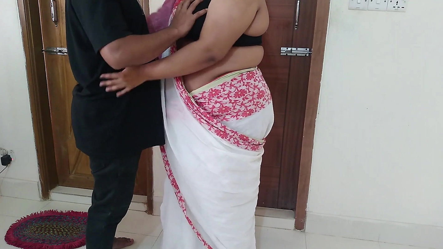 Dudh vali padosi Chachi ko Tapa Tap Choda jab uski Pati Gar par nahi tha