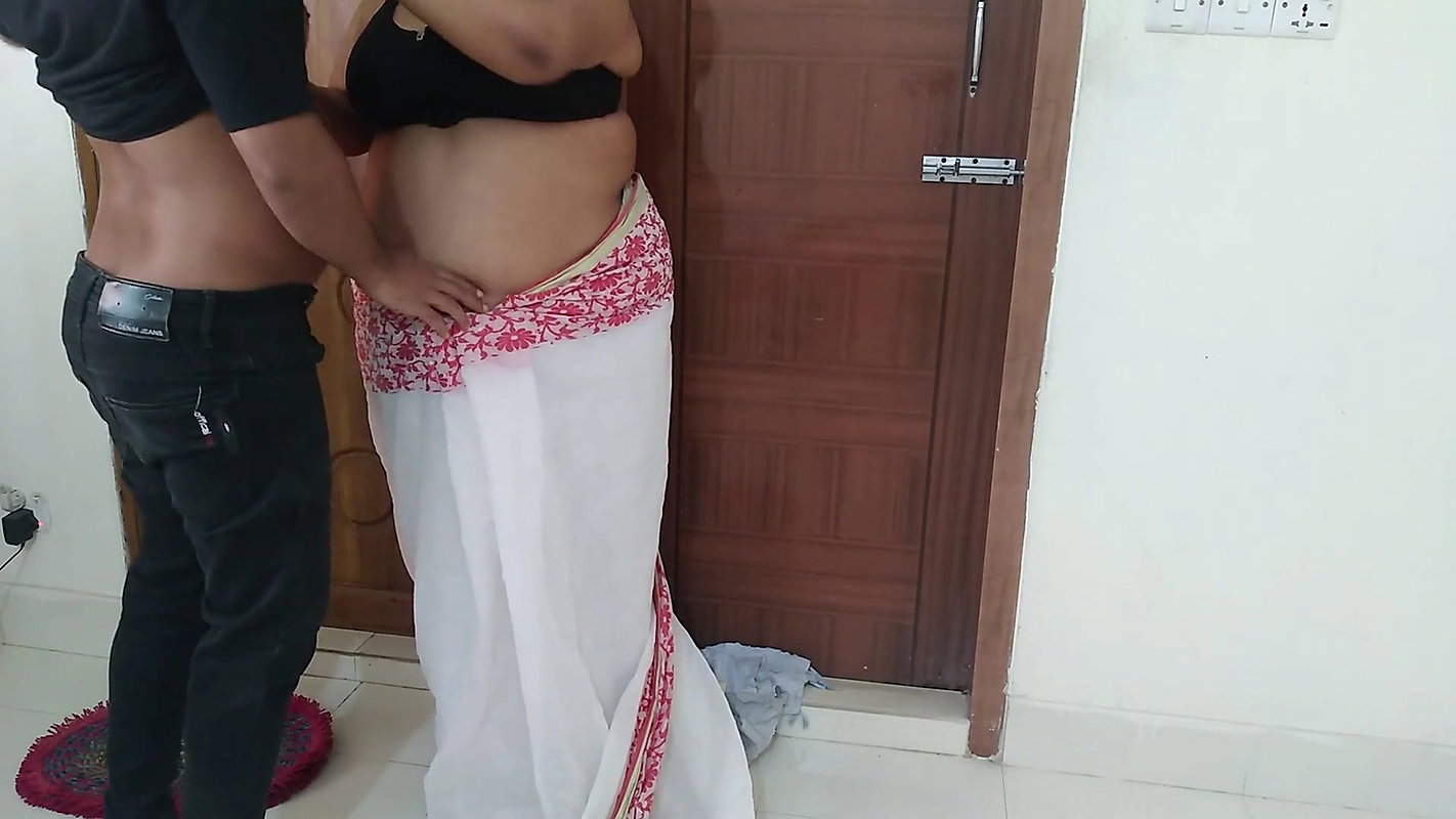 Dudh vali padosi Chachi ko Tapa Tap Choda jab uski Pati Gar par nahi tha