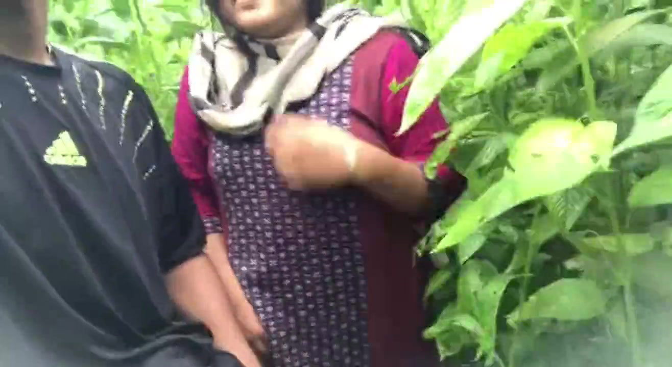 Devar and Bhabhi secretly go to the jungle and have sex, the fun is different