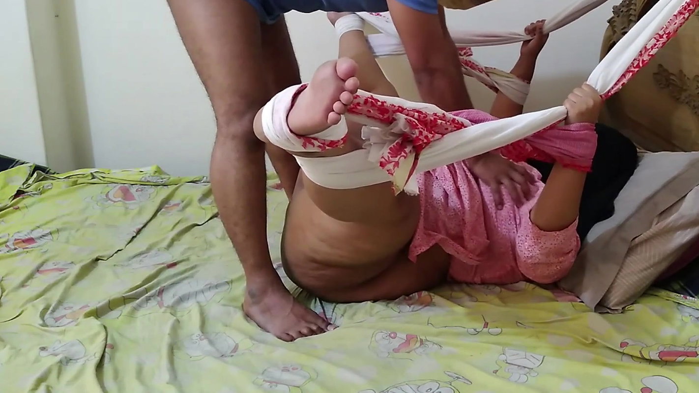 Bade stan aur bade Gand wali 18 sal student apane premek ke sath Chudai karate hai bistar se hat pa bandh diya aur choda