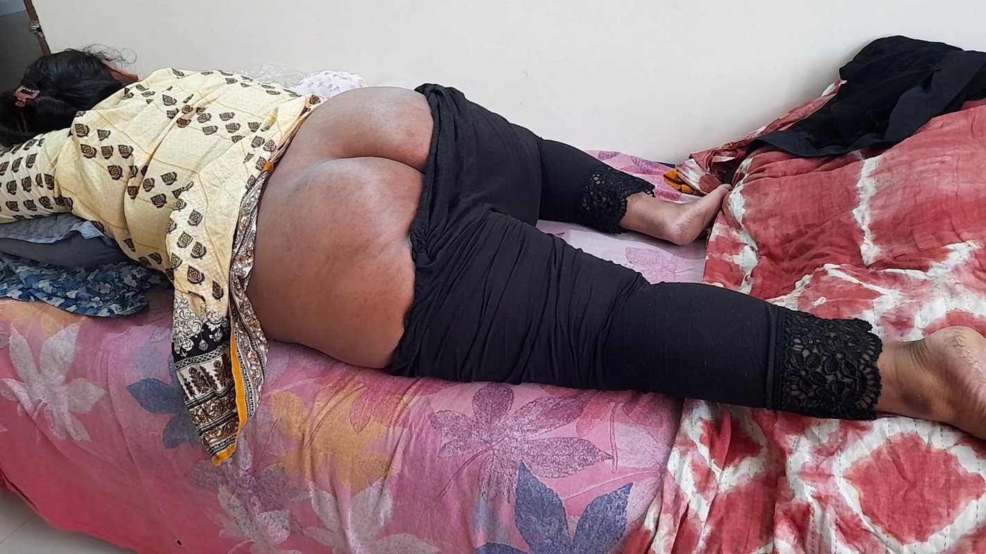 18 sal ki Badi Gand Wali sauteli bahan ki chudai