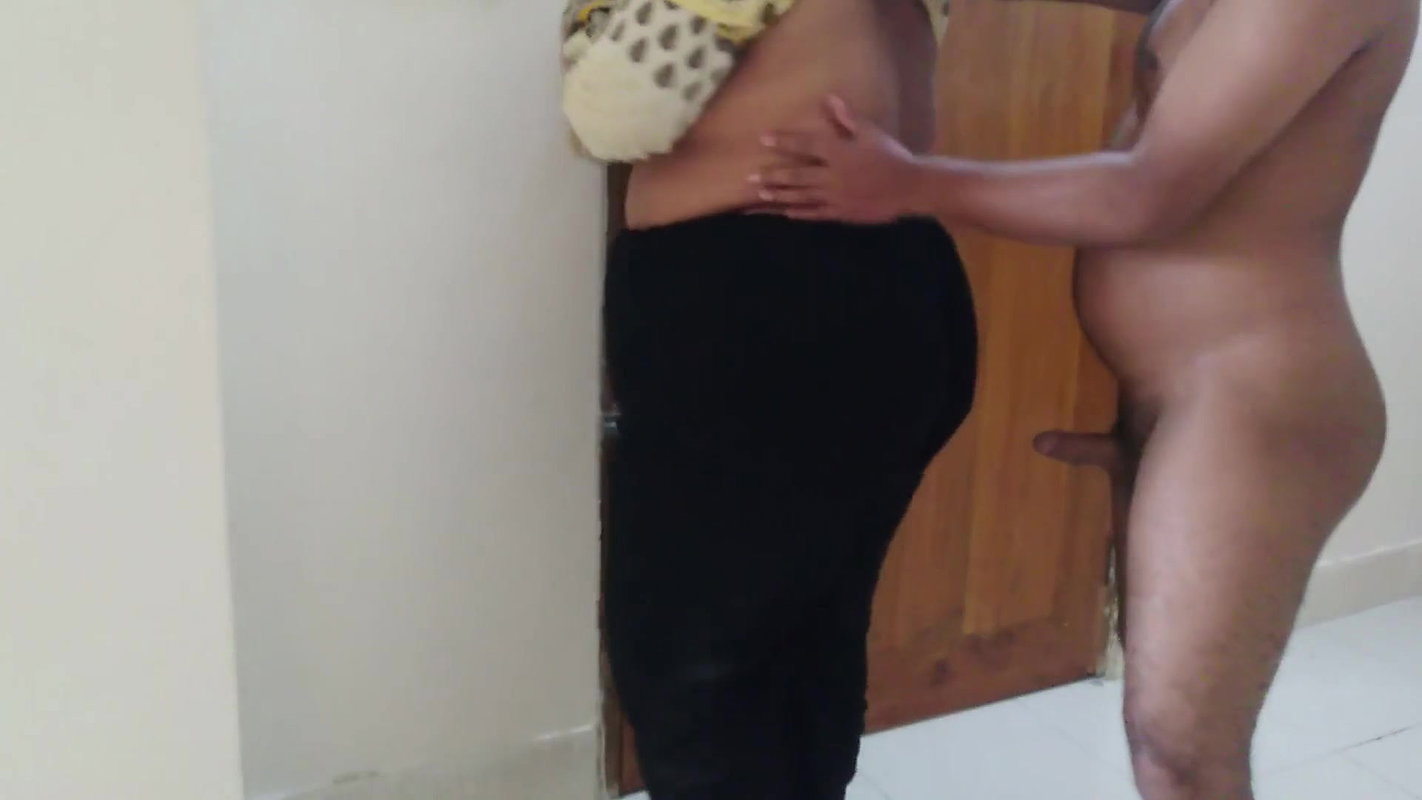 18 sal ke Sexy Badi Gand wali naukarane ko Valentine’s Day par kitchen mey choda gaya