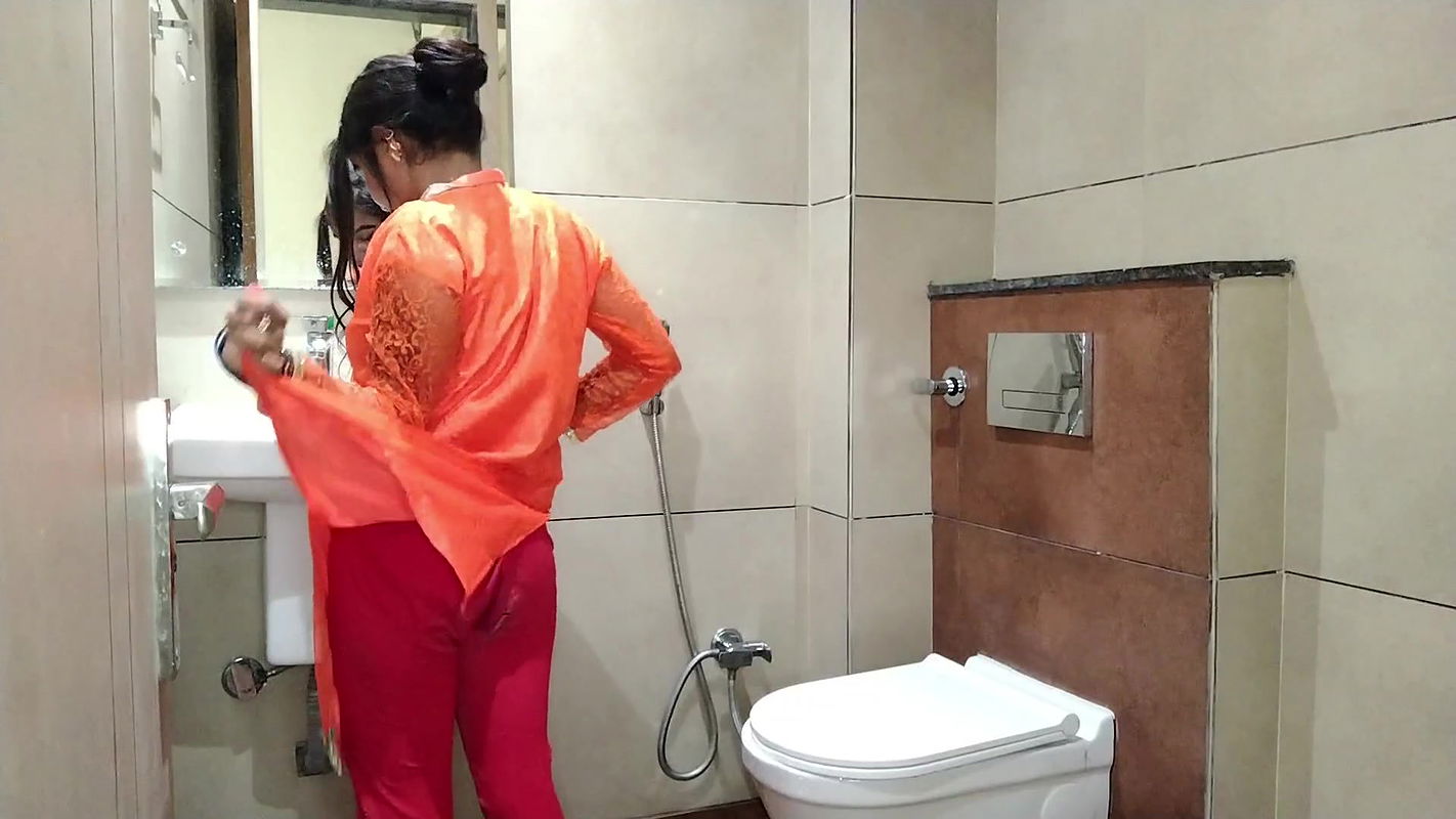 Bhabhi bathroom me naha rahi thi devar aake chod diya