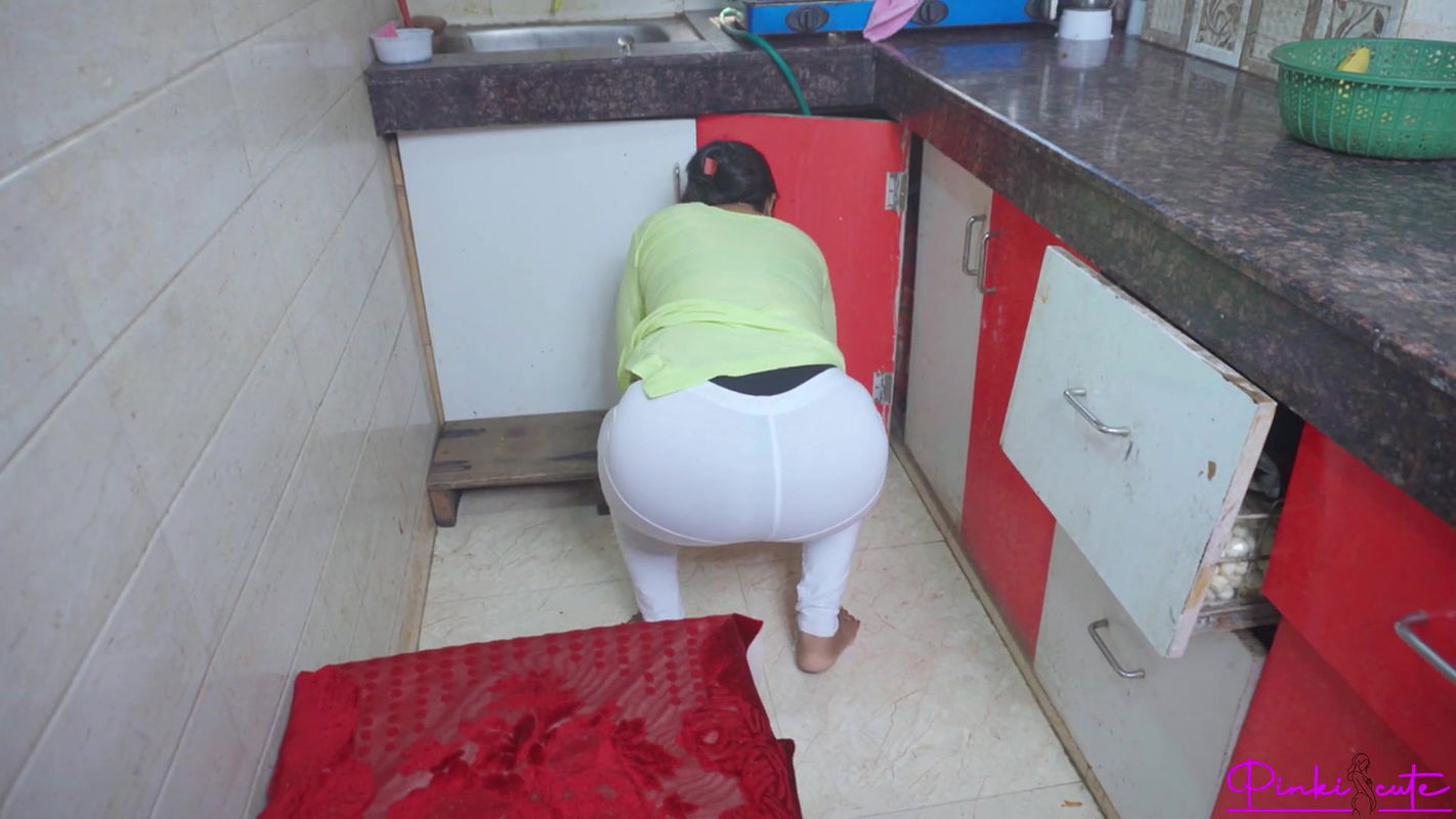 Kitchen sex-naked while doing photoshoot in kitchen, fucked her pussy