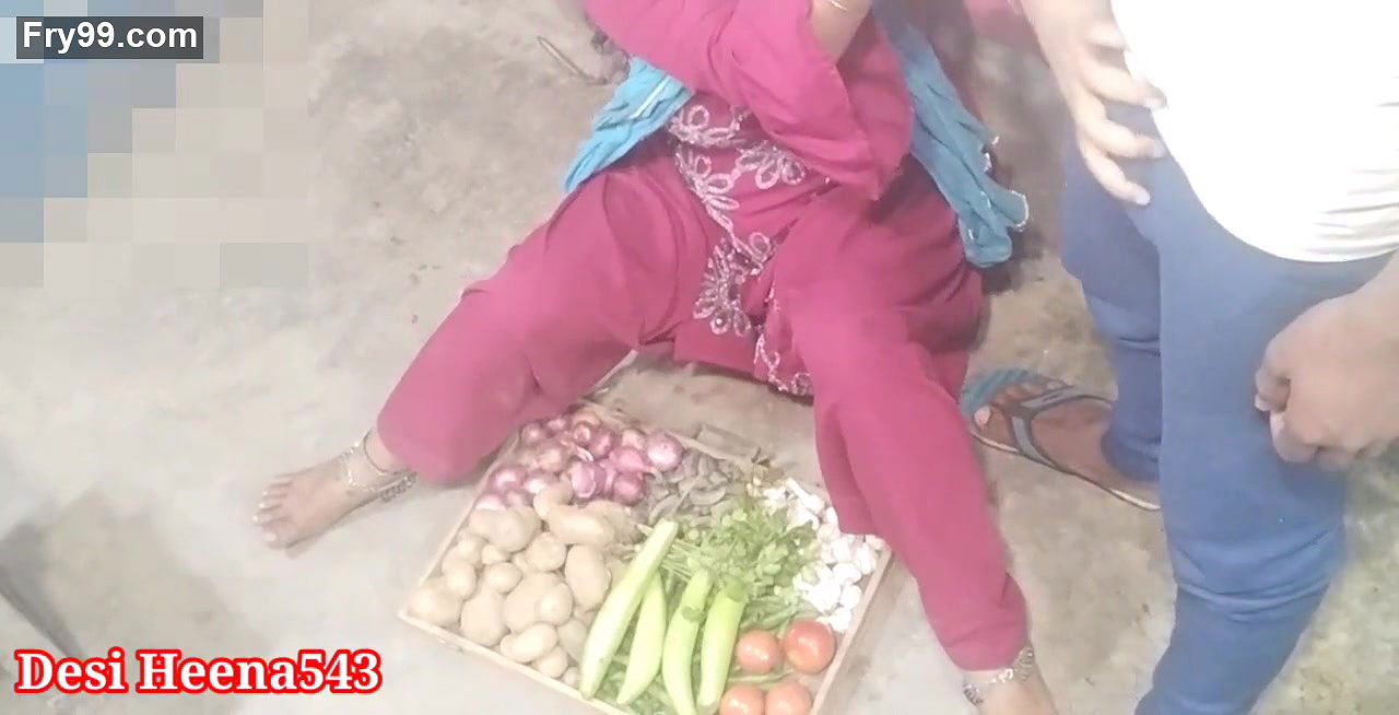 In a clean voice by scolding the sister-in-law who is selling vegetables