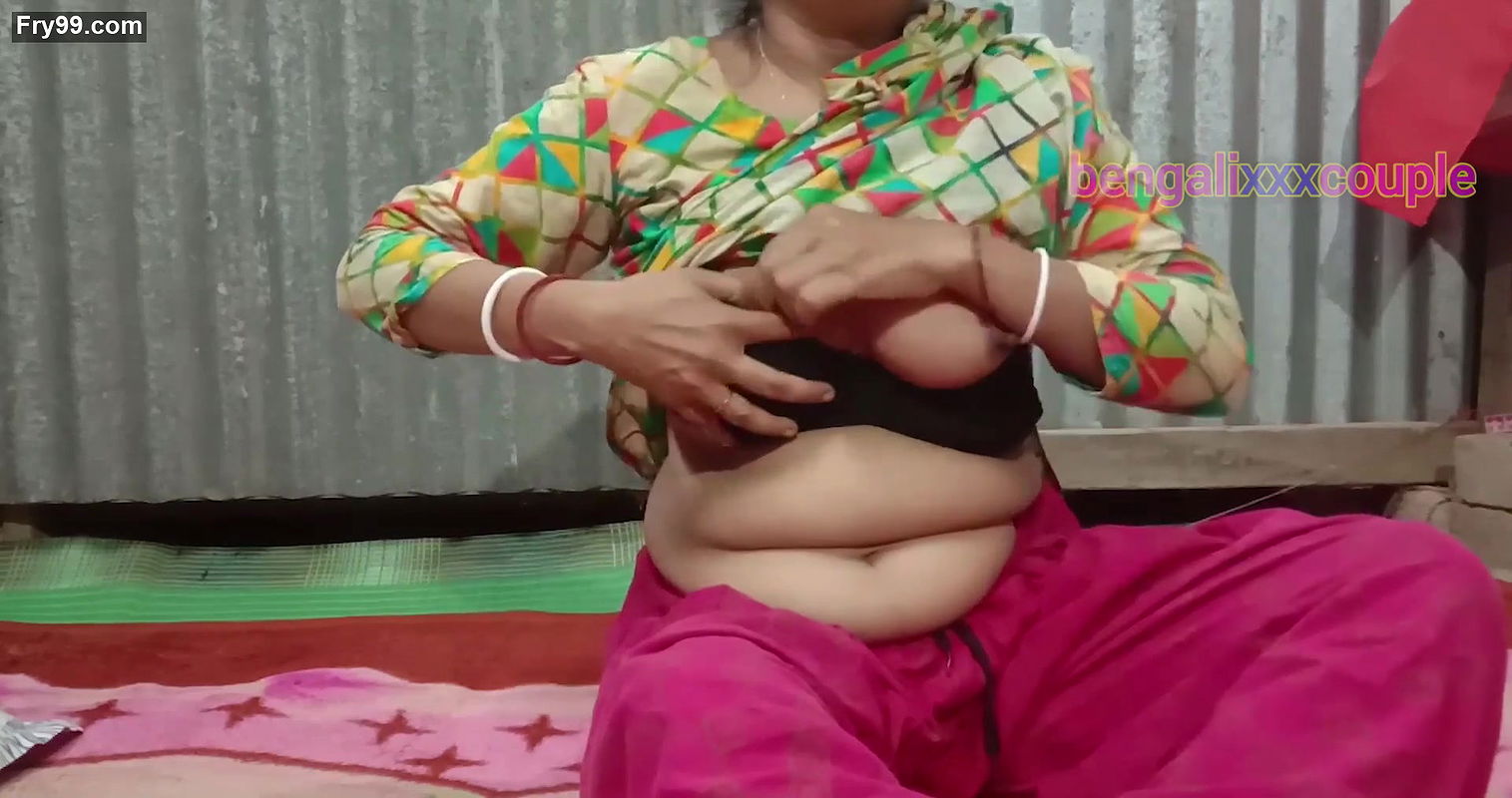 Sexy bengali hot xxx modal tumpa enjoys sex by putting her finger on her pussy.