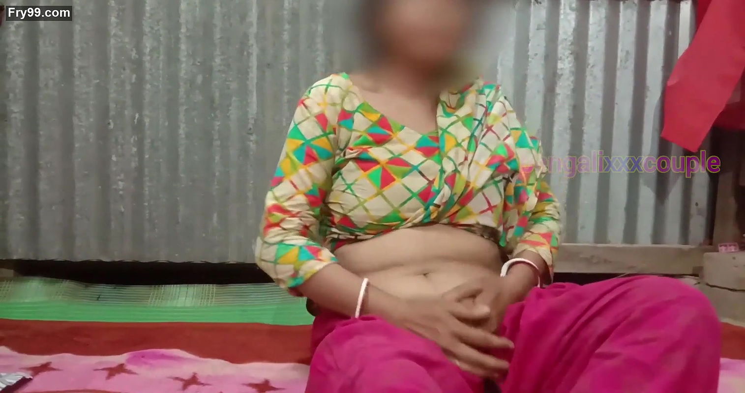 Sexy bengali hot xxx modal tumpa enjoys sex by putting her finger on her pussy.