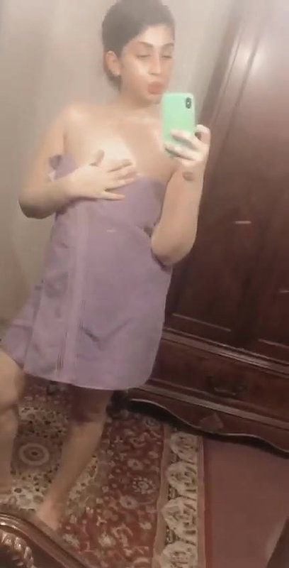 Paki bhabhi showing