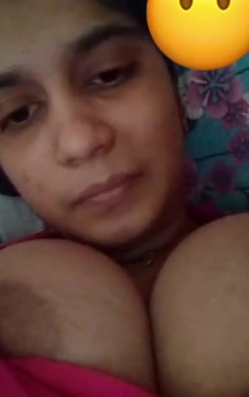 updates Cute Indian Girl shows her Big Boobs