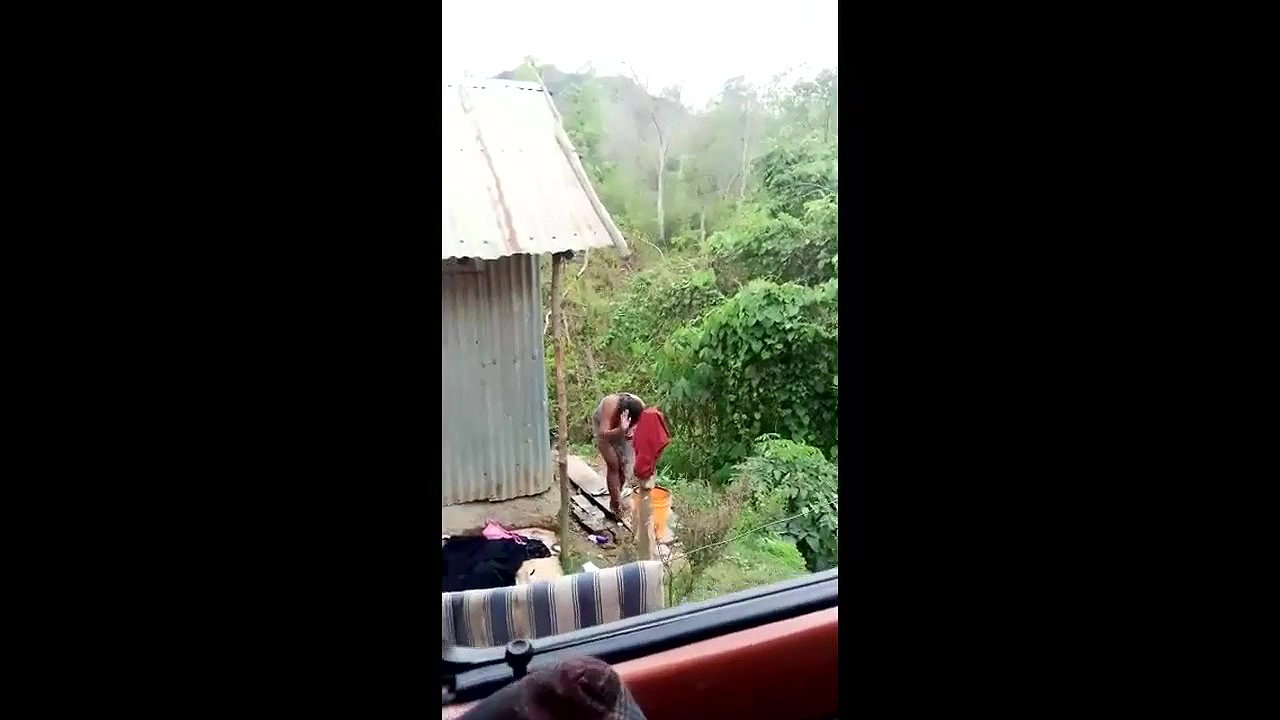 daring desi girl showing boob and pussy