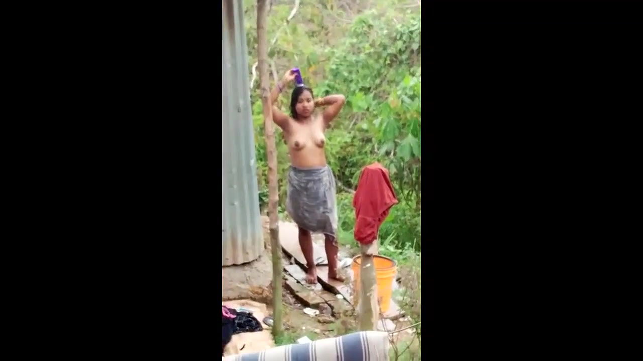daring desi girl showing boob and pussy