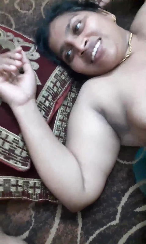 Desi Bhabhi Give Handjob