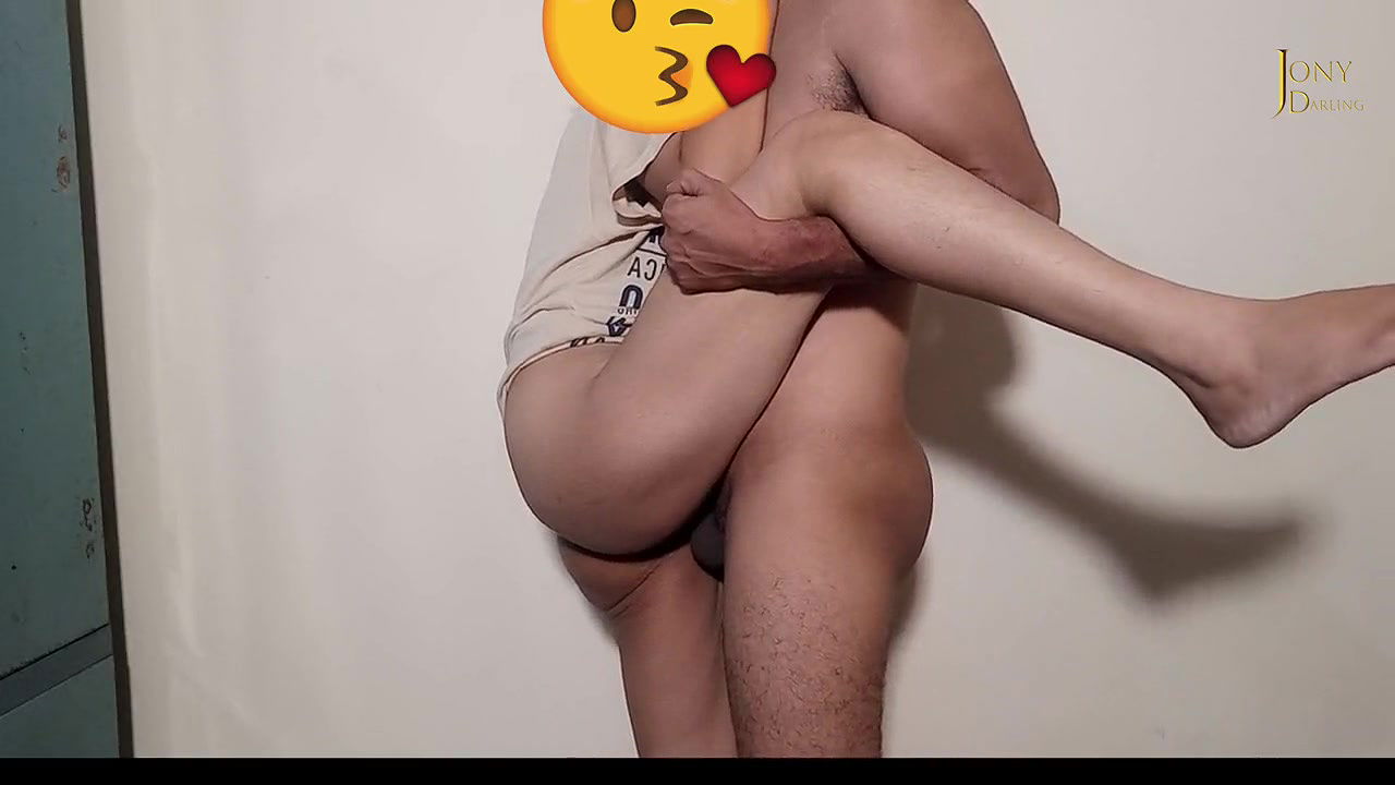 Doodh Wali Ko Jabardasti Pel Diya, Jony Fucks Darling