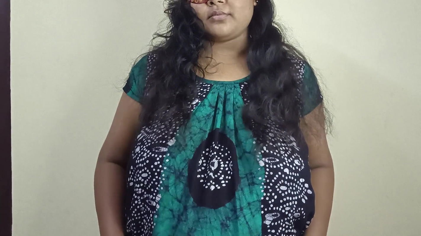 Sruti bhabi ne floor mei nangi baith k aapne juicy chut ki swad AAP se share Kiya