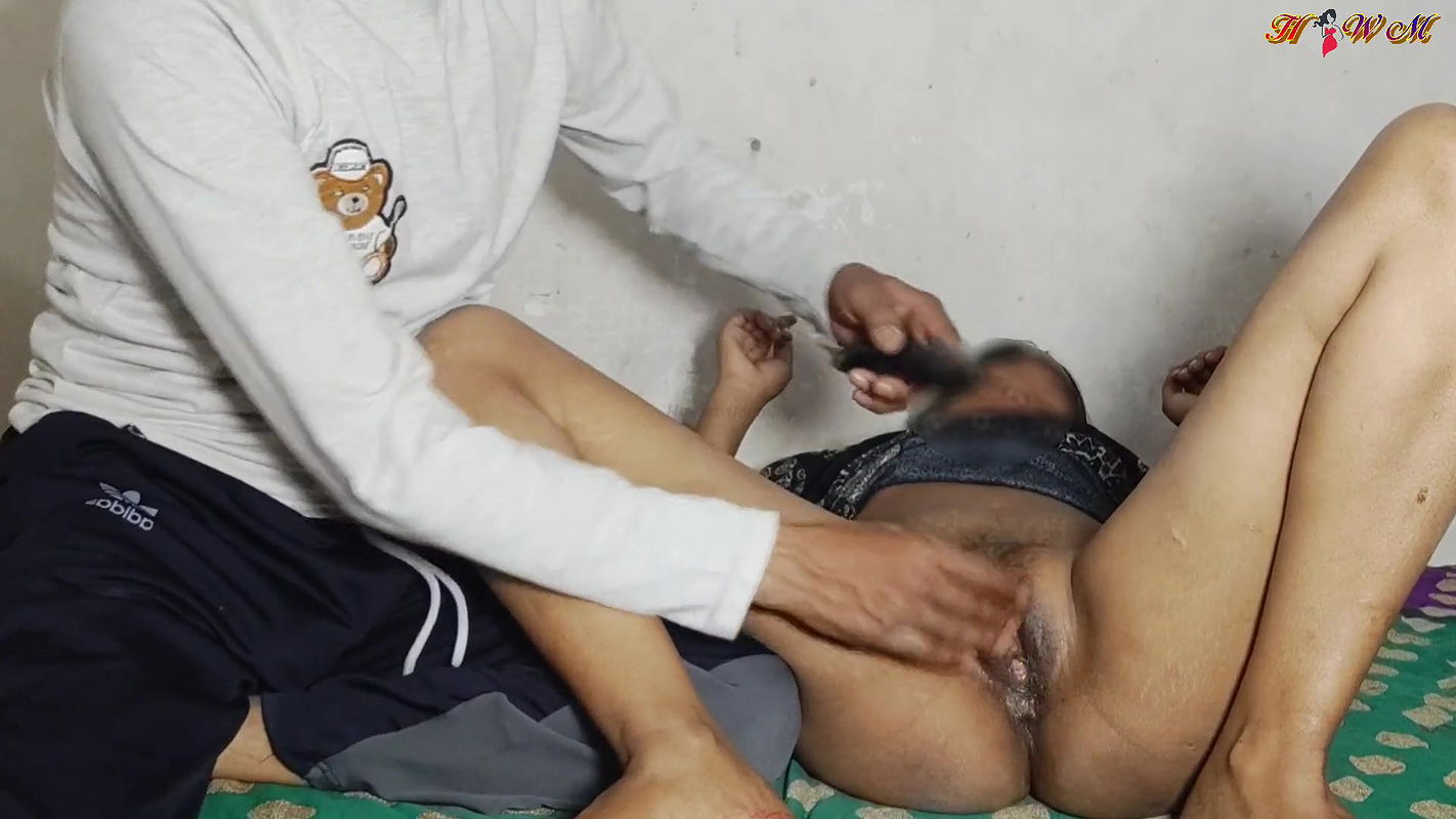 Soni Bhabhi ne apne pati se lamba baigan mangakar apni choot chudawai