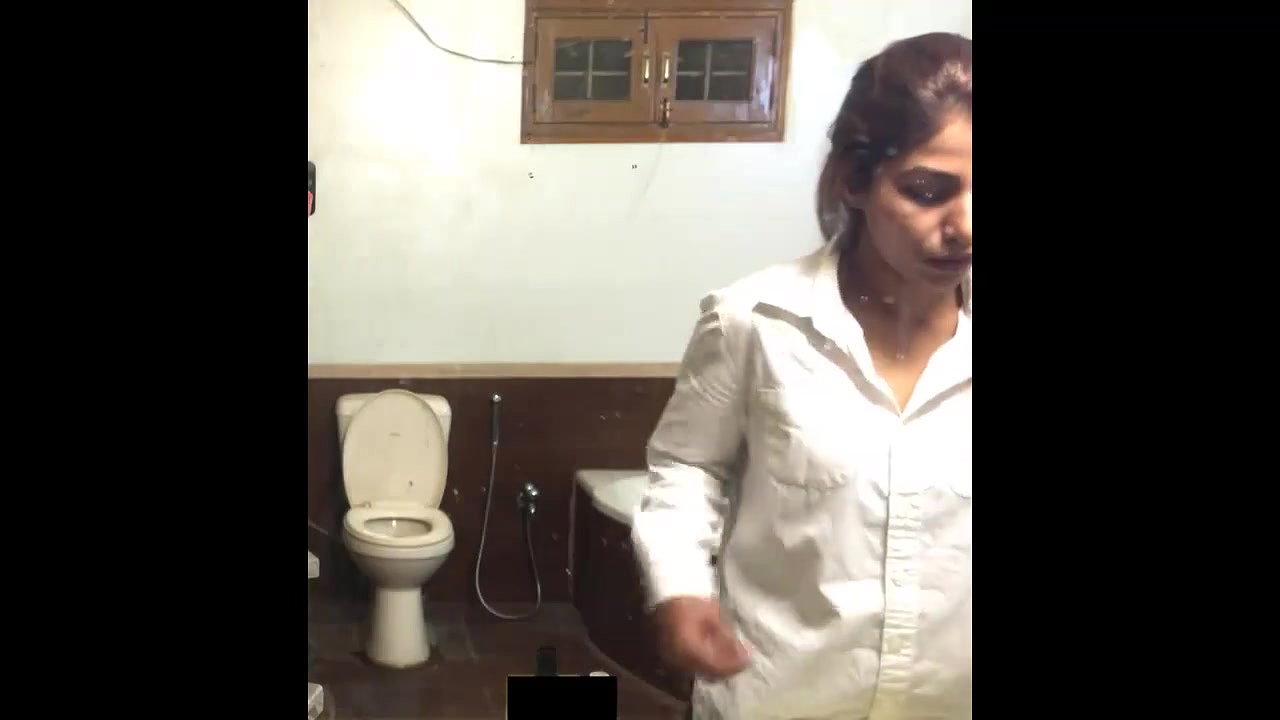 desi girl caught peeing in bathroom mms