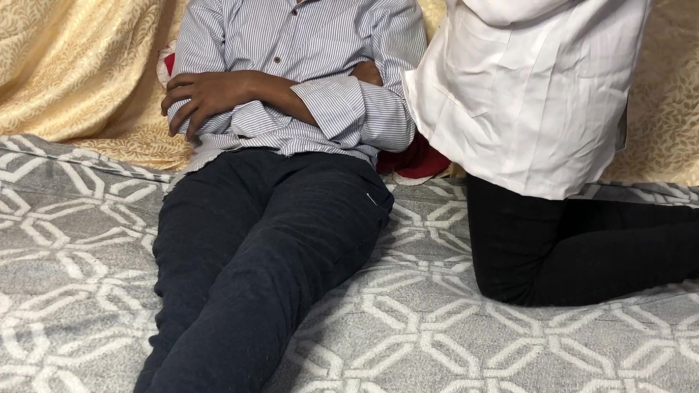 Patient ne doctor ko apne laude pe bithaya