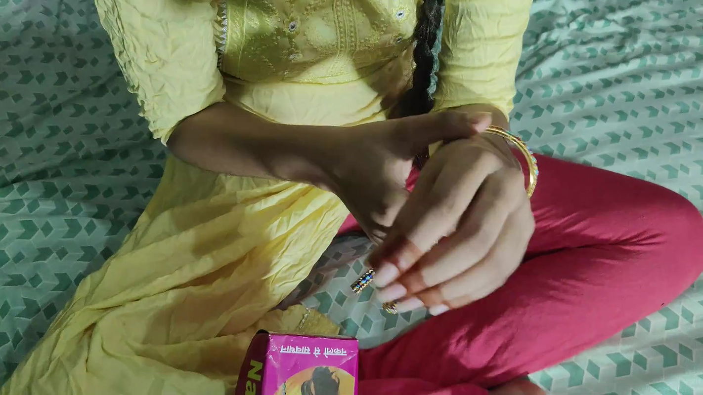 MOSI KE LIYE GIFT , CONDOM LAYA CHUPAKAR GIFT ME CHODNE KE LIYE